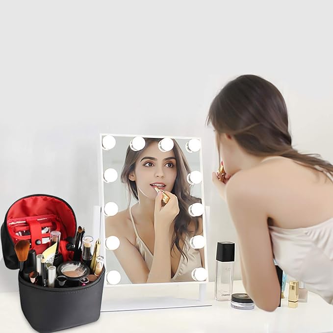 Donna si trucca davanti a specchio con luci LED, set trucco professionale, cosmetici e pennelli su tavolo bianco. Accessori bellezza, make-up.