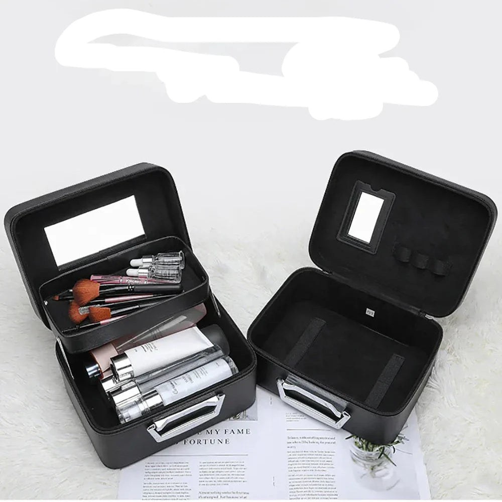 Set di valigette cosmetiche nere con specchio, contenenti pennelli trucco e prodotti skincare. Ideale per organizzare e trasportare cosmetici.