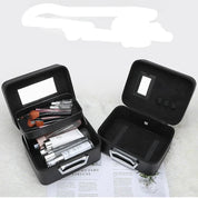 Set di valigette cosmetiche nere con specchio, contenenti pennelli trucco e prodotti skincare. Ideale per organizzare e trasportare cosmetici.