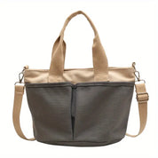 Borsa a tracolla in tela grigia e beige con manici e cinghia regolabile. Design casual, ideale per uso quotidiano e shopping.