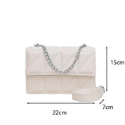 Borsa a tracolla bianca trapuntata, dimensioni 22x15x7 cm, con catena argentata. Elegante accessorio moda donna, perfetto per ogni occasione.