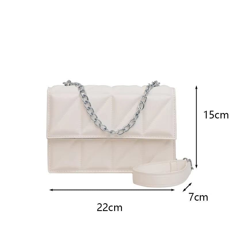 Borsa a tracolla bianca trapuntata, dimensioni 22x15x7 cm, con catena argentata. Elegante accessorio moda donna, perfetto per ogni occasione.