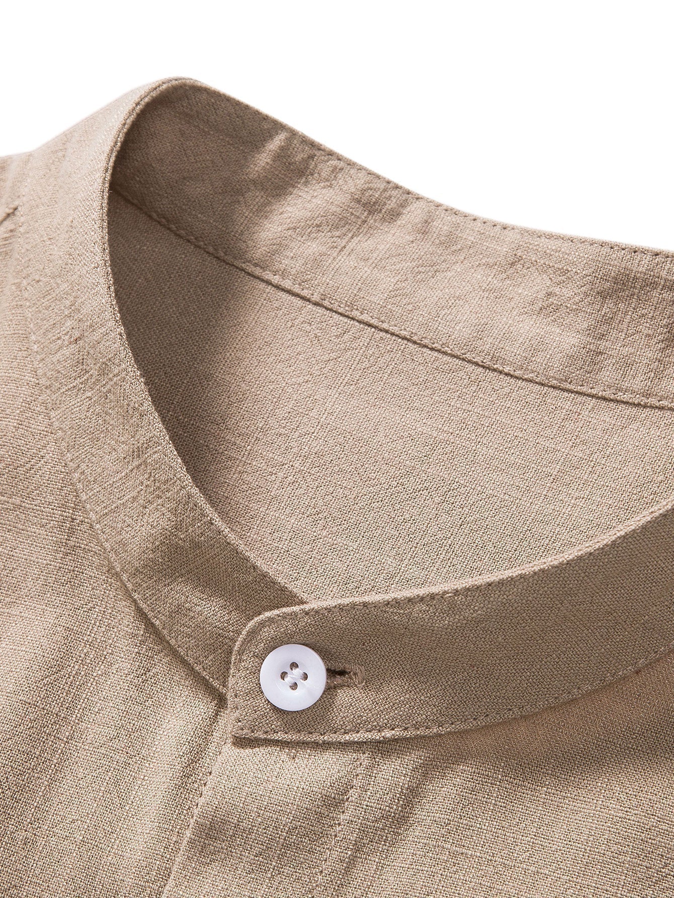 Camicia beige in lino con colletto alla coreana e bottone bianco, tessuto leggero e traspirante, ideale per look casual ed eleganti.