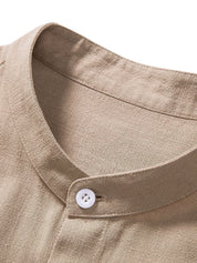 Camicia beige in lino con colletto alla coreana e bottone bianco, tessuto leggero e traspirante, ideale per look casual ed eleganti.