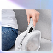 Utensile per la cura della pelle bianco, portatile, con display digitale, riposto in una borsa da viaggio bianca su un divano grigio.