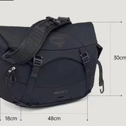 Borsa messenger nera Osprey Metron 18L, dimensioni 48x18x30 cm, con tracolla regolabile e tasche multiple, ideale per ciclismo urbano e viaggi.
