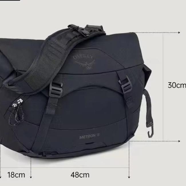 Borsa messenger nera Osprey Metron 18L, dimensioni 48x18x30 cm, con tracolla regolabile e tasche multiple, ideale per ciclismo urbano e viaggi.