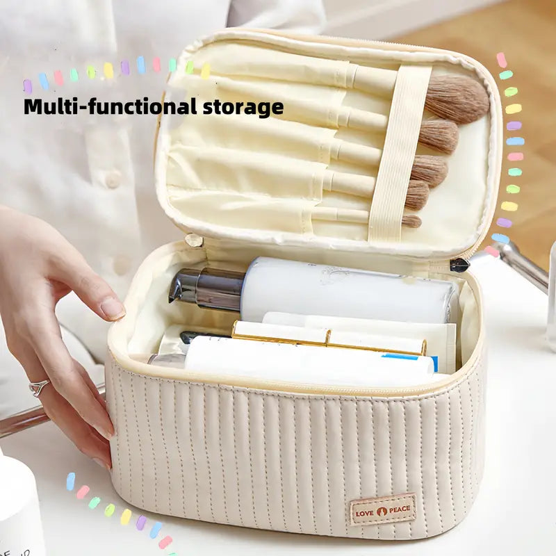 Astuccio cosmetico beige multiuso aperto con pennelli trucco e prodotti skincare, ideale per organizzazione e viaggio.