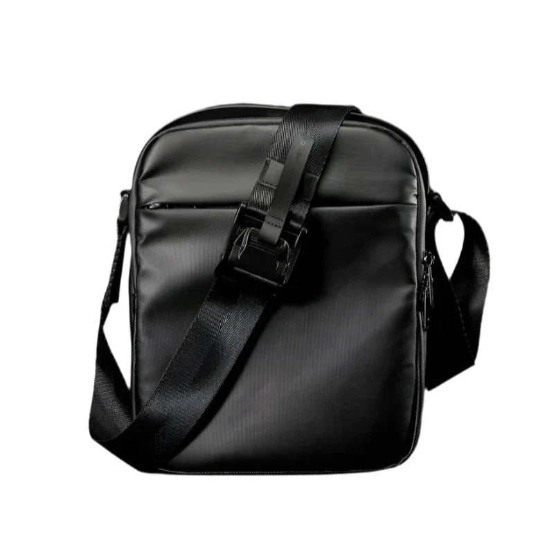 Borsa a tracolla nera in pelle sintetica, design moderno, con cerniera e fibbia regolabile. Ideale per uomo, accessorio moda elegante.