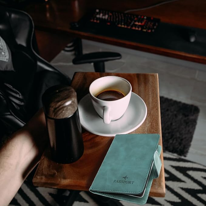 Tazza di caffè su vassoio di legno con passaporto verde e thermos nero, tastiera retroilluminata sullo sfondo. Viaggio, caffè, lavoro da remoto.