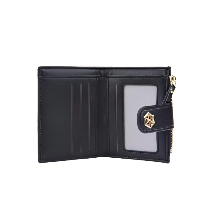 Portafoglio in pelle nera aperto, con scomparti per carte, finestra ID e chiusura a zip dorata. Elegante accessorio moda uomo/donna.