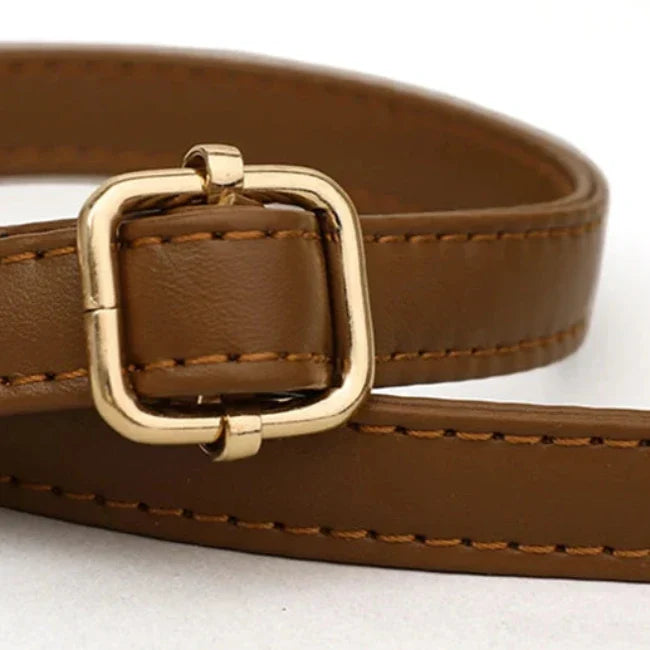 Cintura in pelle marrone con fibbia quadrata dorata, elegante accessorio moda, ideale per abbigliamento casual e formale.