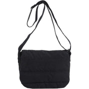 Borsa a tracolla nera imbottita, design minimalista, tessuto resistente, ideale per uso quotidiano. Accessorio moda versatile e pratico.