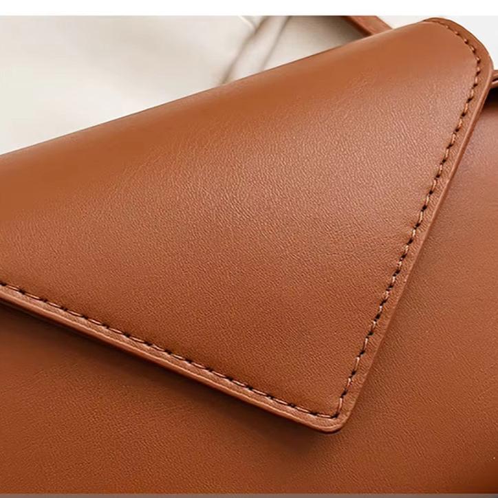 Borsa a tracolla in pelle marrone, design elegante e moderno, cuciture a vista. Accessorio moda donna, ideale per ogni occasione.