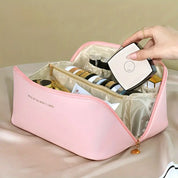 Astuccio cosmetico rosa aperto con trucchi organizzati, mano che prende cipria compatta. Accessori bellezza, organizer trucco elegante.