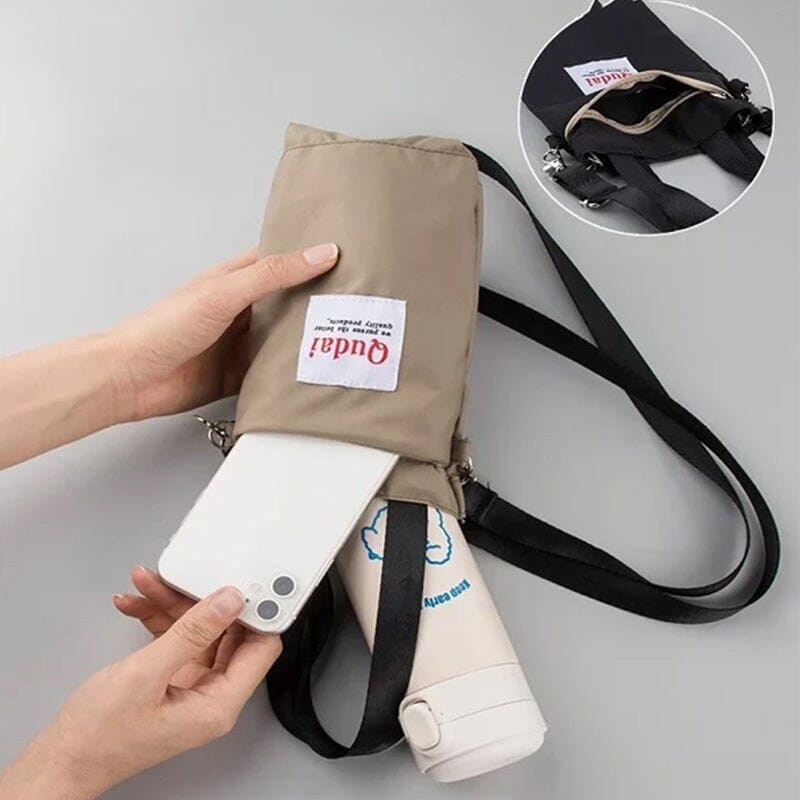 Borsa a tracolla beige con tasca per smartphone e bottiglia d'acqua, design compatto e pratico, ideale per viaggi e attività all'aperto.