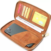 Portafoglio in pelle marrone con zip, scomparti per carte di credito, banconote e smartphone. Design elegante e funzionale per uomo e donna.