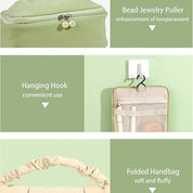 Borsa pieghevole beige con gancio appendiabiti, chiusura con perle e manico morbido. Ideale per gioielli, accessori moda, praticità e stile.
