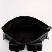 Borsa da viaggio in pelle nera aperta, con ampio scomparto interno e tasca con zip. Elegante e spaziosa, ideale per viaggi e lavoro.