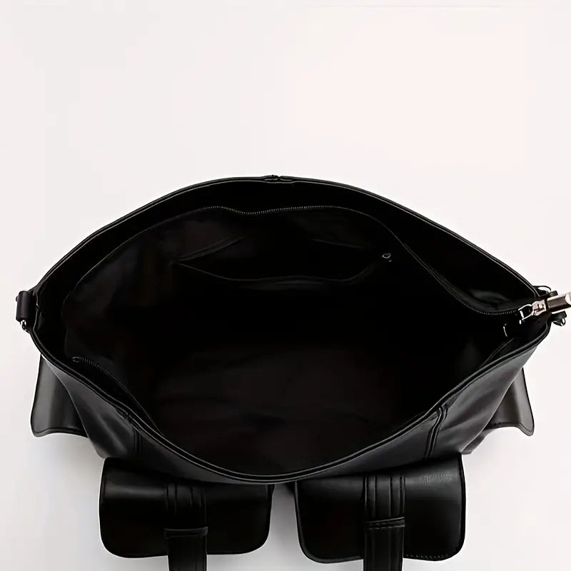 Borsa da viaggio in pelle nera aperta, con ampio scomparto interno e tasca con zip. Elegante e spaziosa, ideale per viaggi e lavoro.