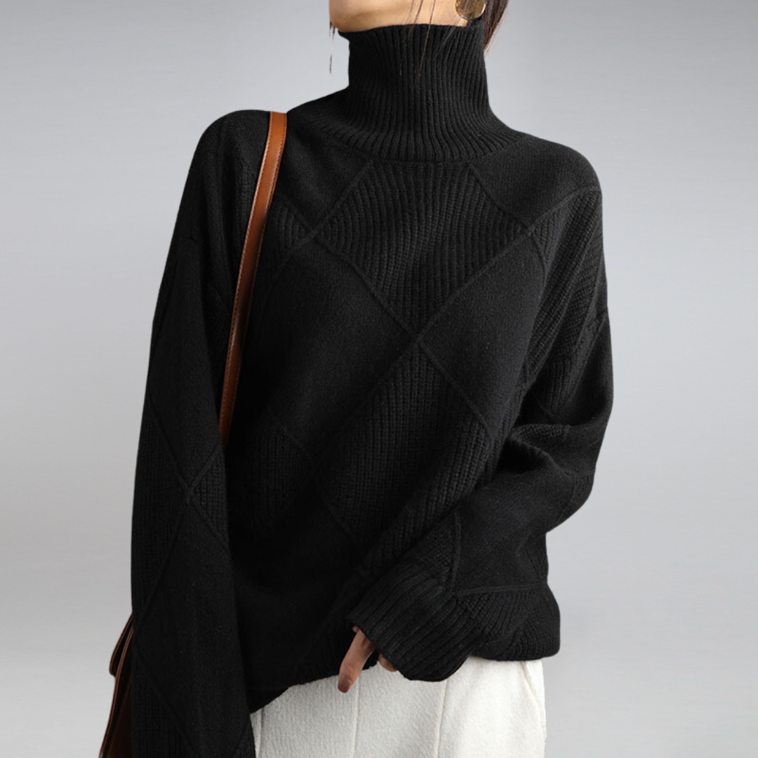 Maglione nero a collo alto in maglia, design a rombi, indossato da una donna. Elegante e caldo, perfetto per l'inverno. Moda femminile casual.