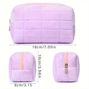 Astuccio cosmetico viola in peluche, dimensioni 18x10x8 cm, con cerniera. Design a quadri, ideale per trucco e accessori da viaggio.