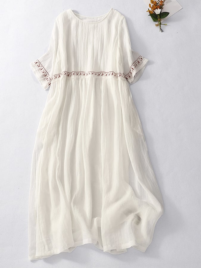 Abito lungo bianco in cotone, maniche corte con dettagli ricamati, stile boho chic, perfetto per l'estate.