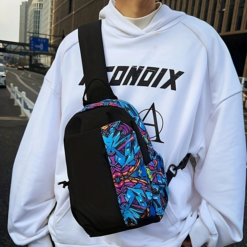 Zaino a tracolla nero con motivo graffiti colorato, indossato su felpa bianca. Accessorio urbano, moda streetwear, ideale per giovani.