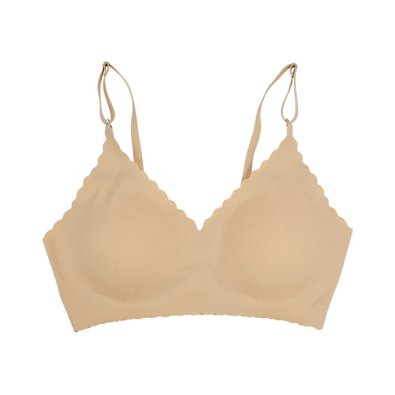 Reggiseno senza cuciture beige con spalline regolabili, design a coppa morbida, ideale per comfort quotidiano. Intimo donna elegante e confortevole.