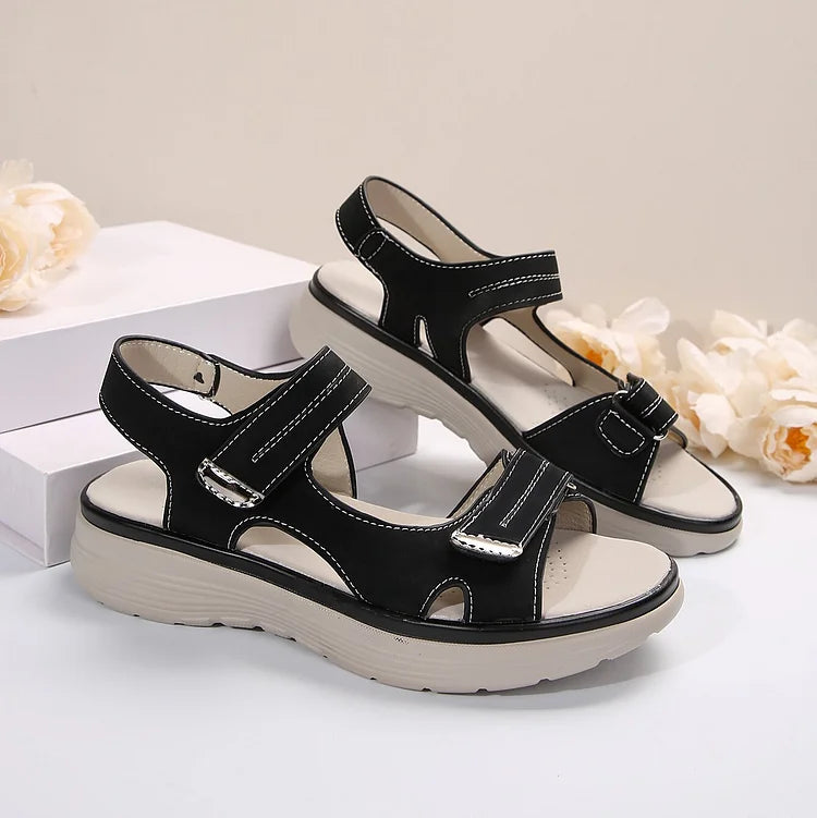Sandali neri da donna con suola spessa beige, design sportivo, chiusura a strappo, ideali per l'estate. Scarpe comode e alla moda.