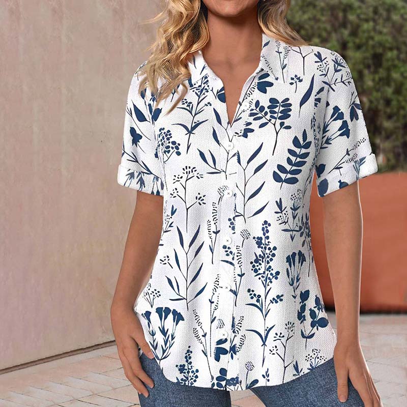 Blusa donna a maniche corte con stampa floreale blu su sfondo bianco, scollo a V, stile casual estivo. Perfetta per moda femminile estiva.