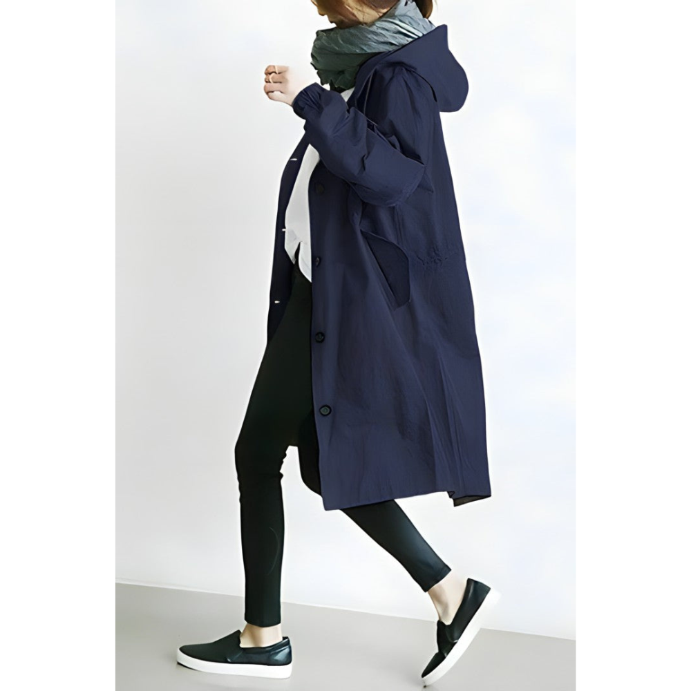 Donna con cappotto blu scuro, sciarpa grigia, leggings neri e scarpe da ginnastica nere. Moda autunnale casual, abbigliamento femminile elegante.