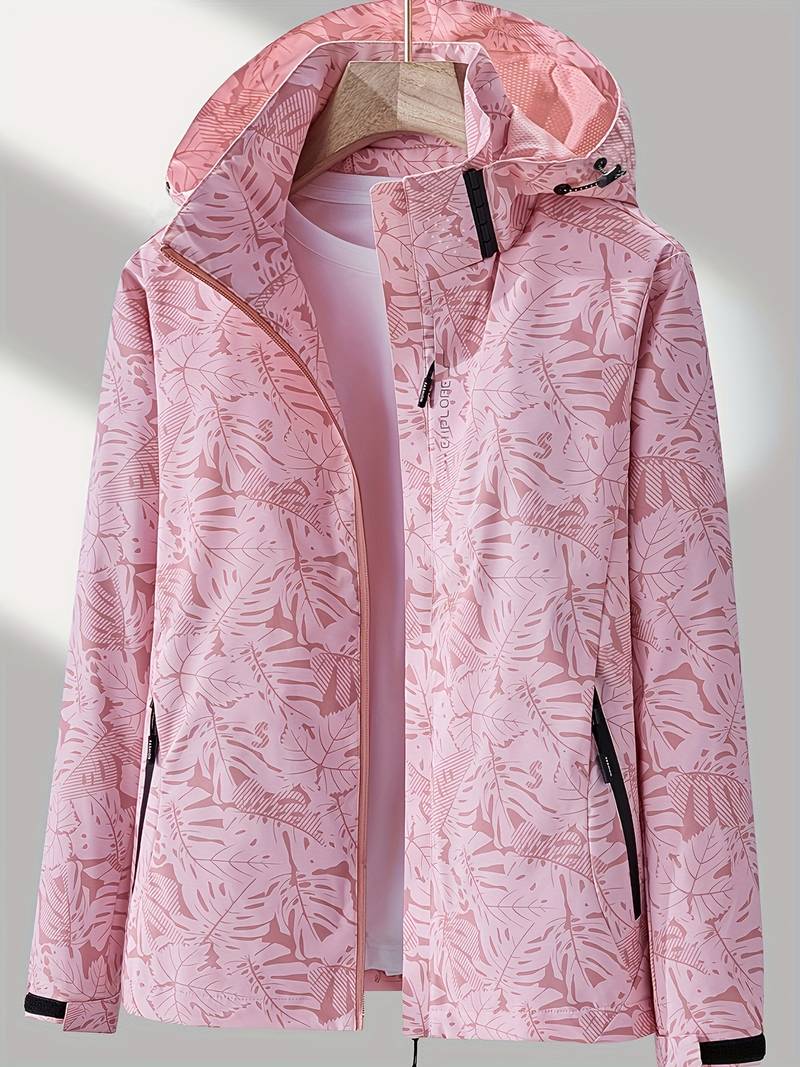 Giacca a vento rosa con cappuccio, motivo foglie tropicali, chiusura zip, tasche laterali, ideale per outdoor e sport. Moda donna primavera.