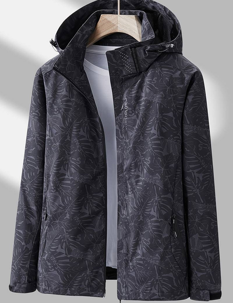 Giacca impermeabile nera con cappuccio, motivo foglie, chiusura zip, tasche laterali, ideale per outdoor e sport. Design moderno e funzionale.