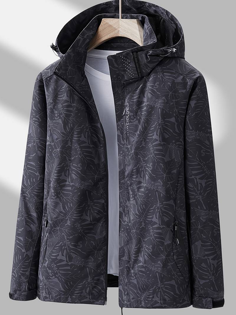 Giacca impermeabile nera con cappuccio, motivo foglie, chiusura zip, tasche laterali, ideale per outdoor e sport. Design moderno e funzionale.