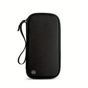 Custodia nera per dispositivi elettronici, con chiusura a zip e cinturino da polso. Design elegante e compatto, ideale per viaggi e protezione.