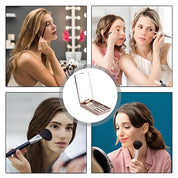 Set di pennelli trucco professionali con specchio LED, donne che applicano cosmetici, tutorial bellezza, accessori make-up, trucco viso perfetto.