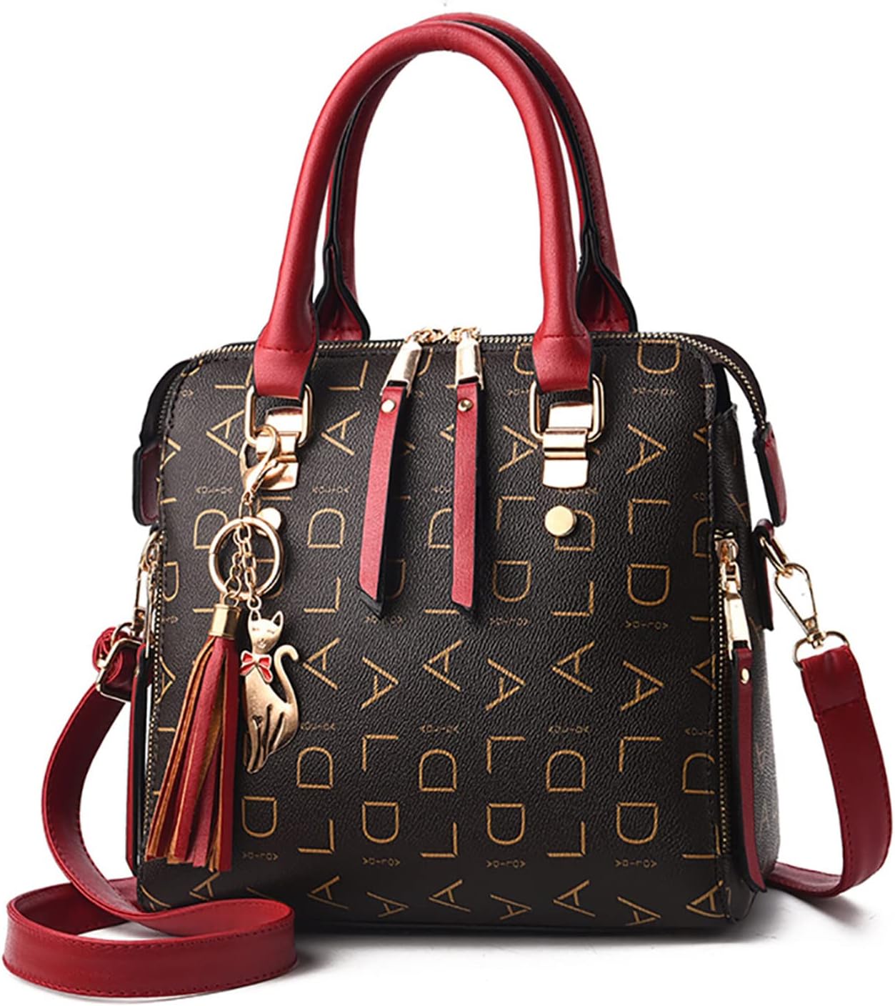 Borsa a mano elegante in pelle nera con dettagli rossi, ciondolo a forma di gatto, tracolla regolabile, design con lettere dorate.