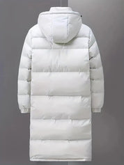 Giacca lunga invernale bianca con cappuccio, imbottitura trapuntata, maniche lunghe, ideale per climi freddi. Moda donna, abbigliamento caldo.