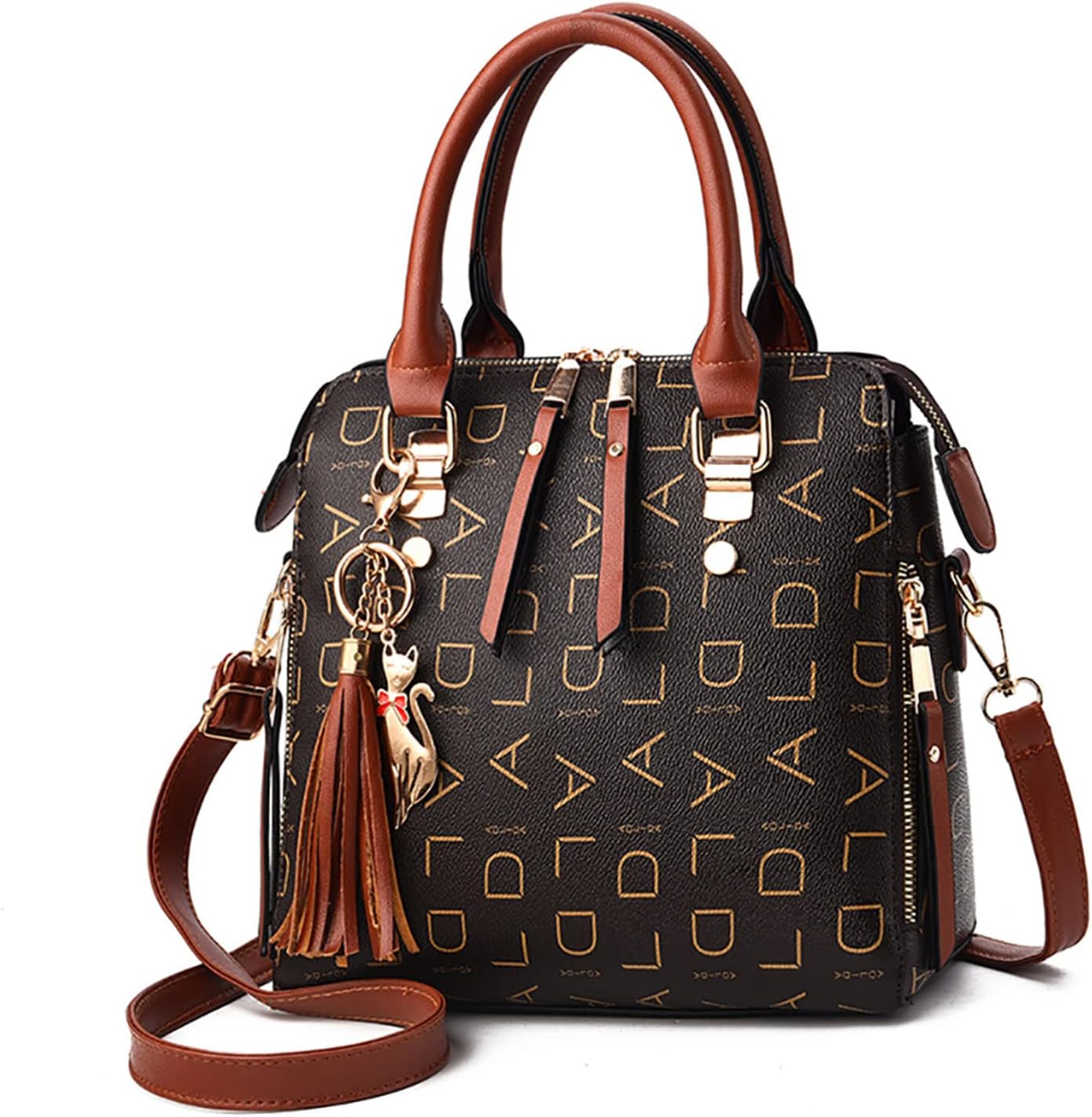 Borsa a mano in pelle marrone con stampa monogramma, dettagli dorati, ciondolo decorativo e tracolla regolabile. Elegante e alla moda.