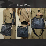 Borsa a tracolla nera in nylon con dettagli dorati, indossata da modella alta 170 cm. Design elegante, ideale per moda urbana e casual.