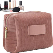 Astuccio trucco in velluto rosa con cerniera dorata, ideale per cosmetici e accessori beauty. Design elegante e compatto per viaggi.