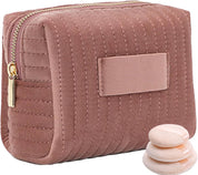Borsa cosmetica in velluto rosa con cerniera dorata, design trapuntato, include tre spugnette trucco. Elegante e pratica per viaggi e organizzazione.