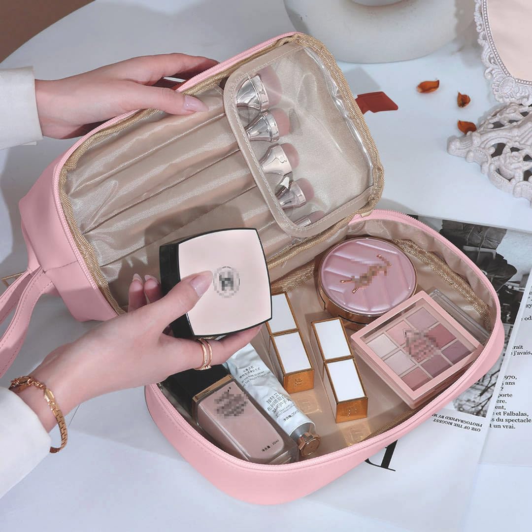 Borsa trucco rosa aperta con cosmetici: fondotinta, rossetti, palette ombretti. Mani femminili organizzano prodotti di bellezza su tavolo bianco.