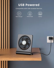 Ventilatore USB nero su mensola di legno, compatibile con caricatore, power bank e laptop. Design moderno, ideale per ufficio e casa.