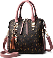 Borsa a mano in pelle nera con stampa monogramma, manici e tracolla rosa, ciondolo decorativo, design elegante e moderno, accessorio moda donna.