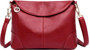 Borsa a tracolla in pelle rossa, elegante e moderna, con chiusura a zip e dettagli in metallo dorato. Accessorio moda donna, stile casual chic.