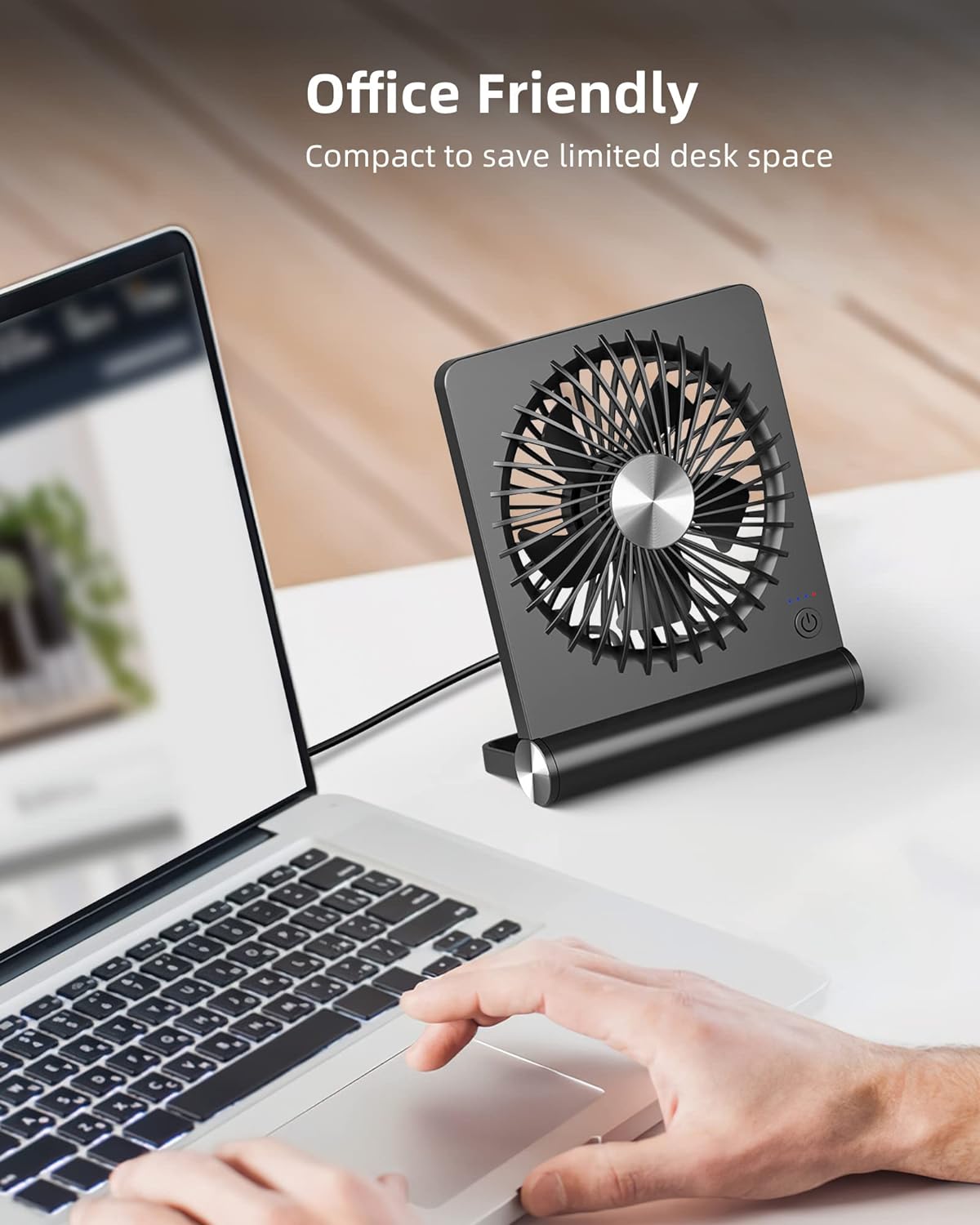 Ventilatore da scrivania compatto nero, design moderno, USB, ideale per ufficio, risparmio spazio, silenzioso, posizionato accanto a un laptop.