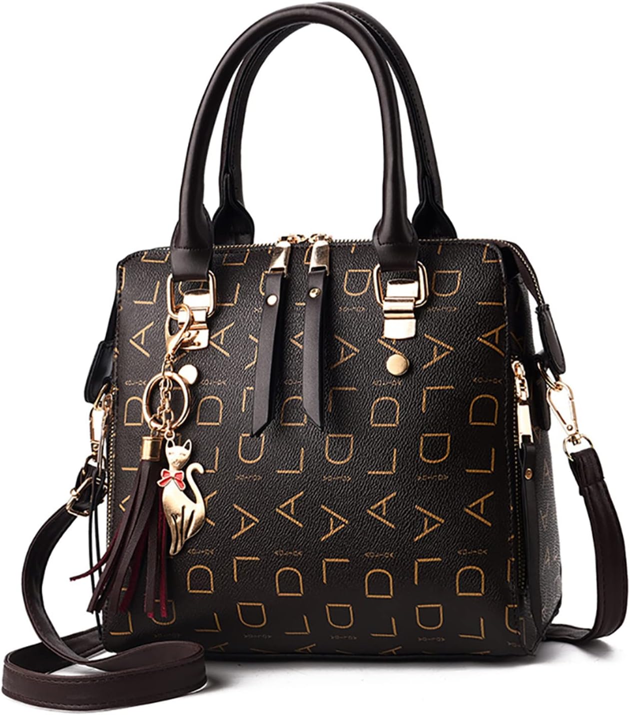 Borsa a mano in pelle nera con stampa monogramma dorata, decorata con ciondolo a forma di gatto. Design elegante, ideale per moda femminile.
