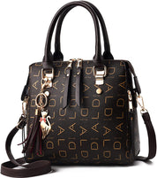 Borsa a mano donna in pelle nera con stampa monogramma, dettagli dorati, ciondolo gatto, tracolla regolabile. Elegante e alla moda.